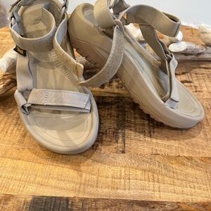Teva hurricane sandal